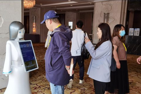 mk体育迎宾机器人隆重亮相北京2023搜狐科技峰会