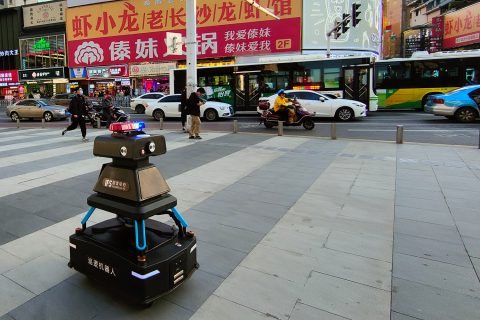 最新一代安防机器人助力保障社区安全