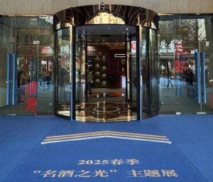 机器人“迎宾”、直播助力！今年成都糖酒会有啥新玩法？记者实探